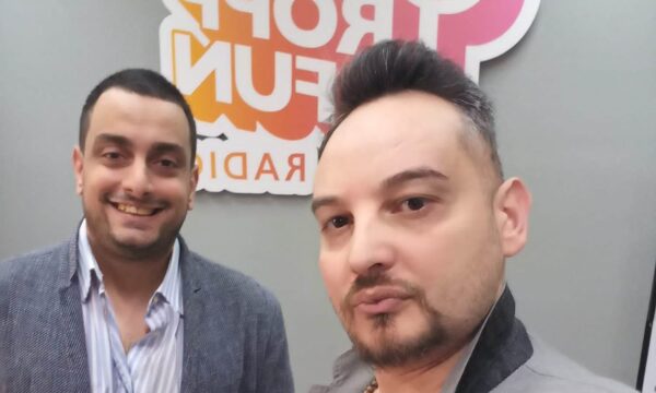 Nunzio Bellino e Giuseppe Cossentino ospiti di Tropp Fun Radio, prima radio interscolastica d’Italia: ” L’Uomo Elastico supereroe a fumetti combatte le discriminazioni”