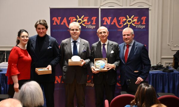 Consegnati i riconoscimenti del VI Premio Napoli Village “Ambasciatori del Sole” 2023