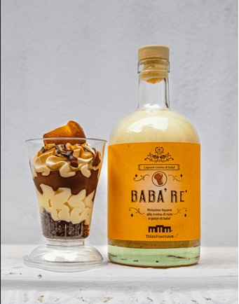 Babà Re non è un semplice liquore, ma una vera e propria opera d’arte gastronomica firmata dalle distillerie Terre Pompeiane. Un prodotto che racchiude in sé l’anima più autentica di Napoli, trasformando uno dei suoi dolci simbolo in un’esperienza sensoriale intensa, elegante e sorprendente.