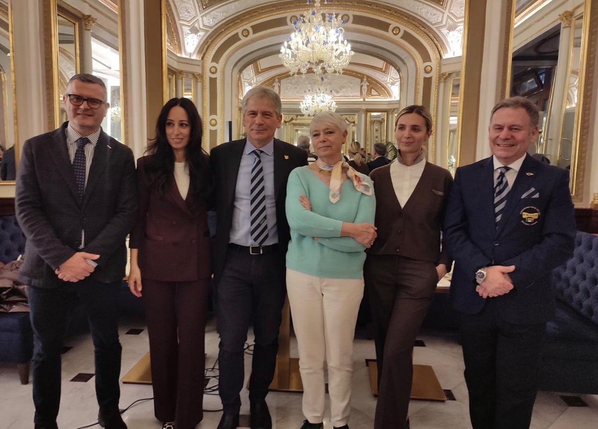 Si è svolta con successo, ospitata dal “Gran Caffè Gambrinus” a Napoli nella storica “Sala degli Specchi”, la serata “I Vini del Re” e “l’Arte del Flambè” organizzata dall’Associazione Maître Italiani Ristoranti e Alberghi sezione Napoli, diretta dal fiduciario Dario Duro