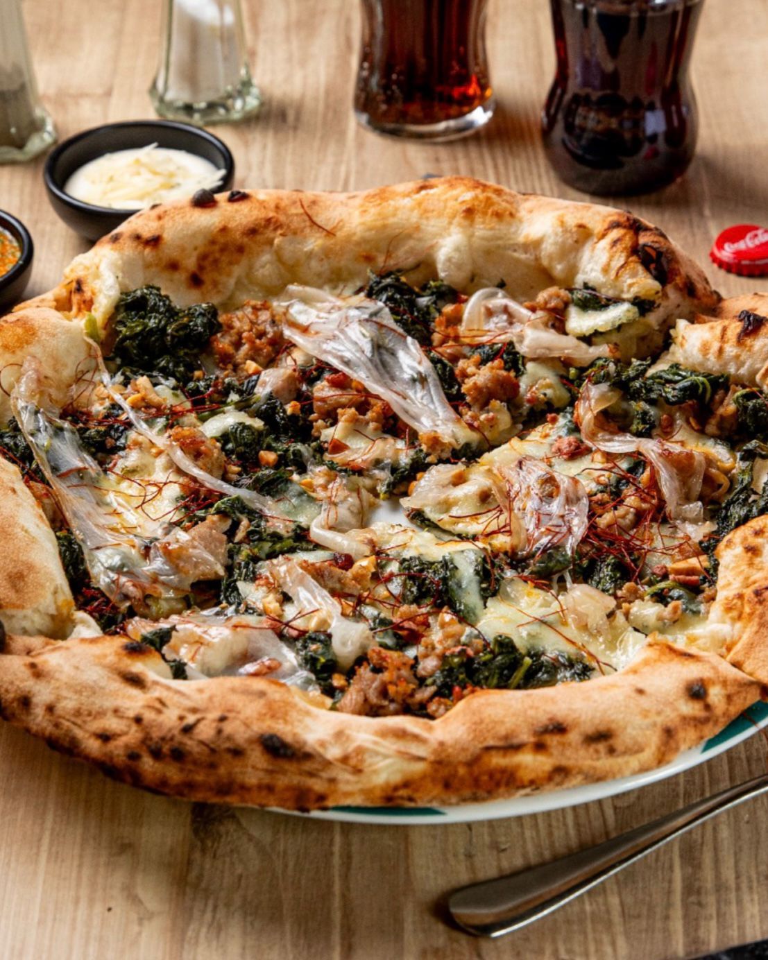 La visione è guidata da Daniele Tenneriello, insieme ai soci Luigi Galiero e Andrea Del Core, e al pizzaiolo Vincenzo Sansone, protagonisti di un progetto che unisce tecnica, ricerca e identità.