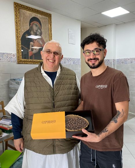 Nuovo appuntamento con la solidarieta’: Pasqua piu’ dolce per 80 ospiti della mensa del Carmine con la donazione del “Mezzo Uovo”.