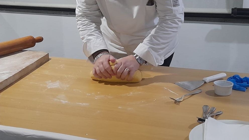 Valorizzare la tradizione gastronomica e i prodotti del territorio flegreo attraverso la cucina. Con questo obiettivo la Condotta Slow Food Campi Flegrei ha ideato il format “A lezioni di cucina”, un ciclo di quattro incontri guidati dalla chef Gena Iodice del ristorante pizzeria La Marchesell