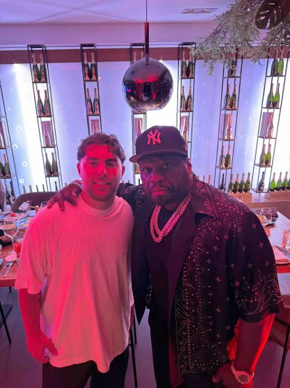 La leggenda dell’hip hop mondiale 50 Cent sceglie di far tappa a cena da El Sombrero Napoli by Agostino Massa, uno dei locali simbolo della ristorazione e della movida partenopea, prima della sua partecipazione straordinaria allo Stadio Diego Armando