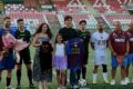 Luigi Zeno e Michelle Marino consegnano la maglia commemorativa a mamma Arca
