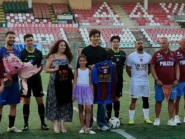 Si è svolto ieri, sabato 27 giugno, allo Stadio Amerigo Liguori, il 1º Memorial “Un Gol per la Vita”, promosso dall’Associazione Simone De Martinis e dedicato all’Agente della Polizia di Stato Simone De Martinis