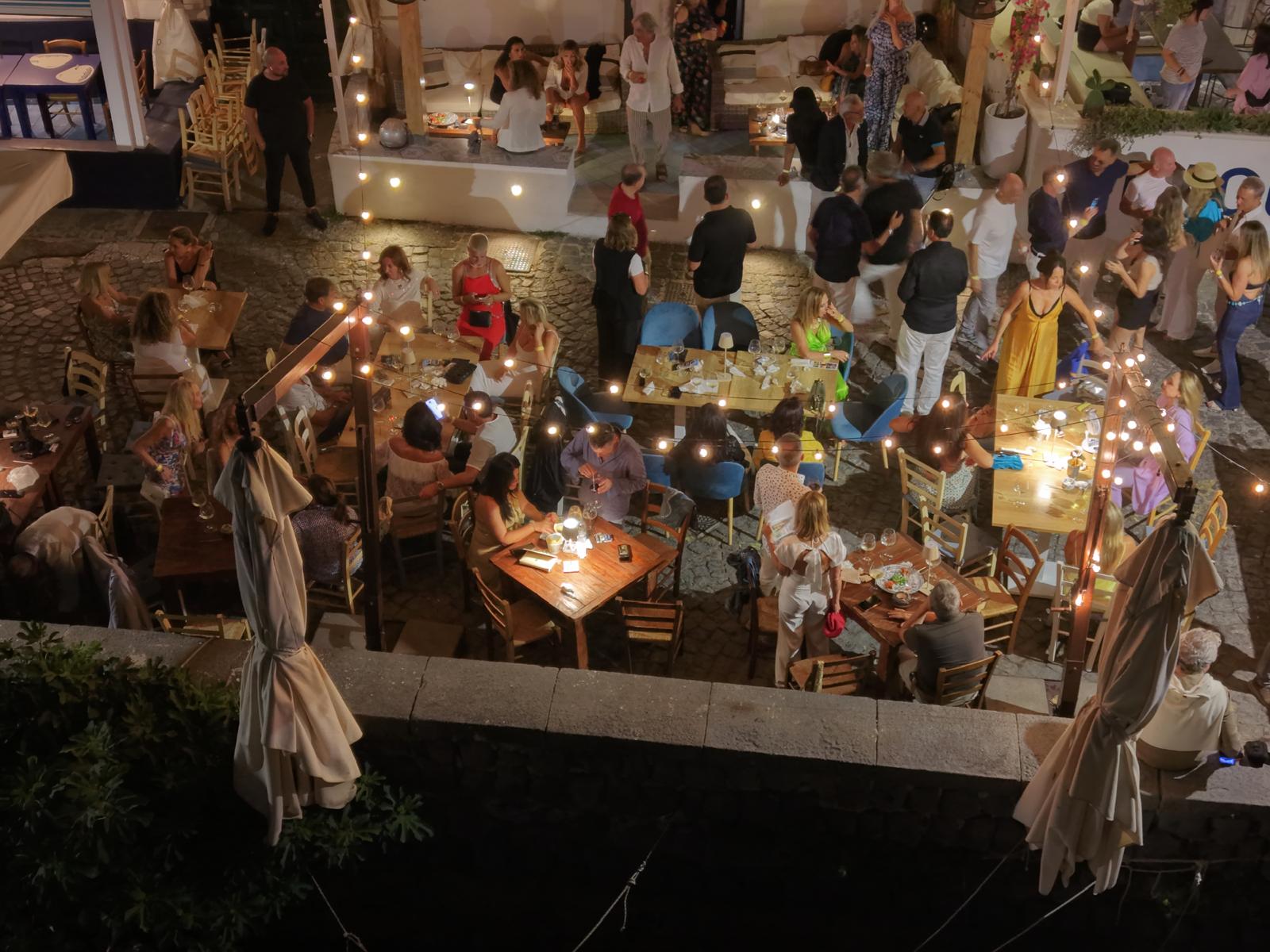 l Bar Mediterraneo di Bacoli si è svolta "Magia sul Mare", una serata all'insegna della musica, con particolare attenzione alla tradizione enograstronomica flegrea.