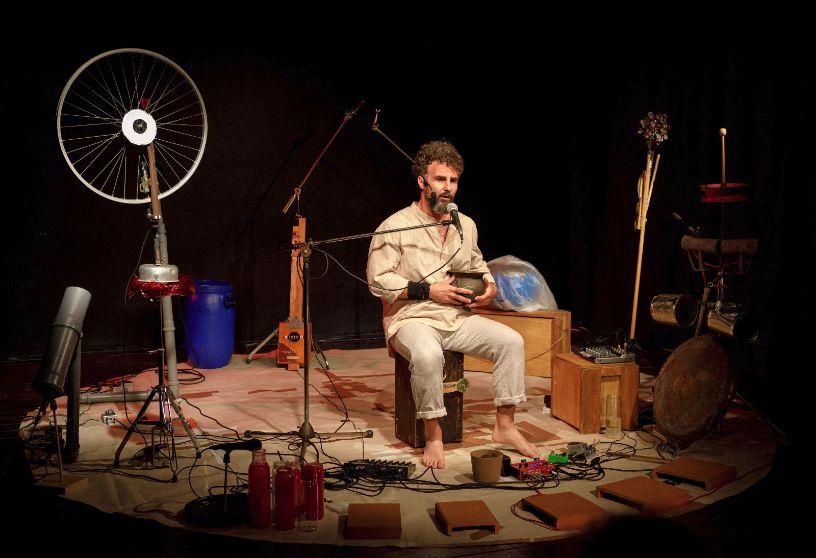 “Un’Odissea” è lo spettacolo di narrazione e teatro d’oggetti di Francesco Picciotti e Marco Ceccotti, della Compagnia Divisoperzero, con Francesco Picciotti, che si è occupato anche della costruzione degli oggetti musicali