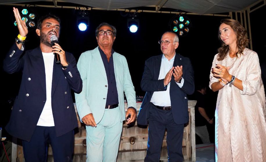 Quinta edizione del “Non compleanno” al Nabilah di Bacoli: è boom di fondi raccolti per la ricerca contro il cancro con 60 mila euro (+35% rispetto al 2025) devoluti alla Fondazione Melanoma ETS guidata dal professore Paolo Ascierto.