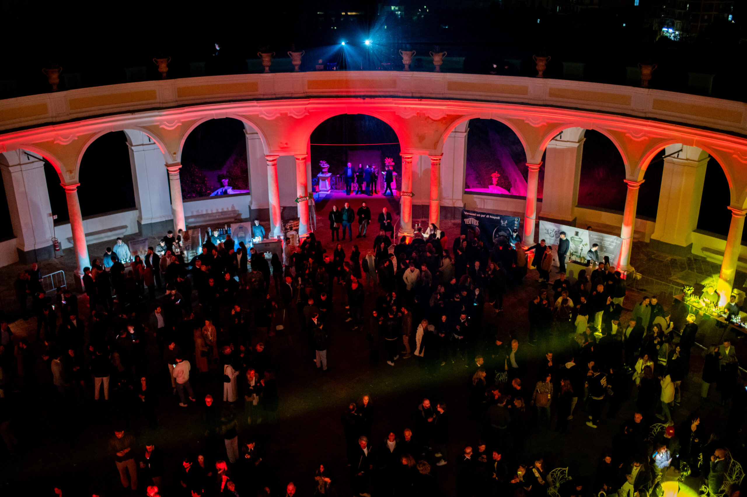DROP Eventi porta a Villa Campolieto una nuova esperienza tra musica internazionale, cultura, visual art e food. Domenica 20 settembre, dalle 17:00 all’1:00, la storica villa vesuviana ospita “Aperitivo a Villa Campolieto”, con special guest Todd Terry, tra i nomi che hanno segnato la storia della house music mondiale.