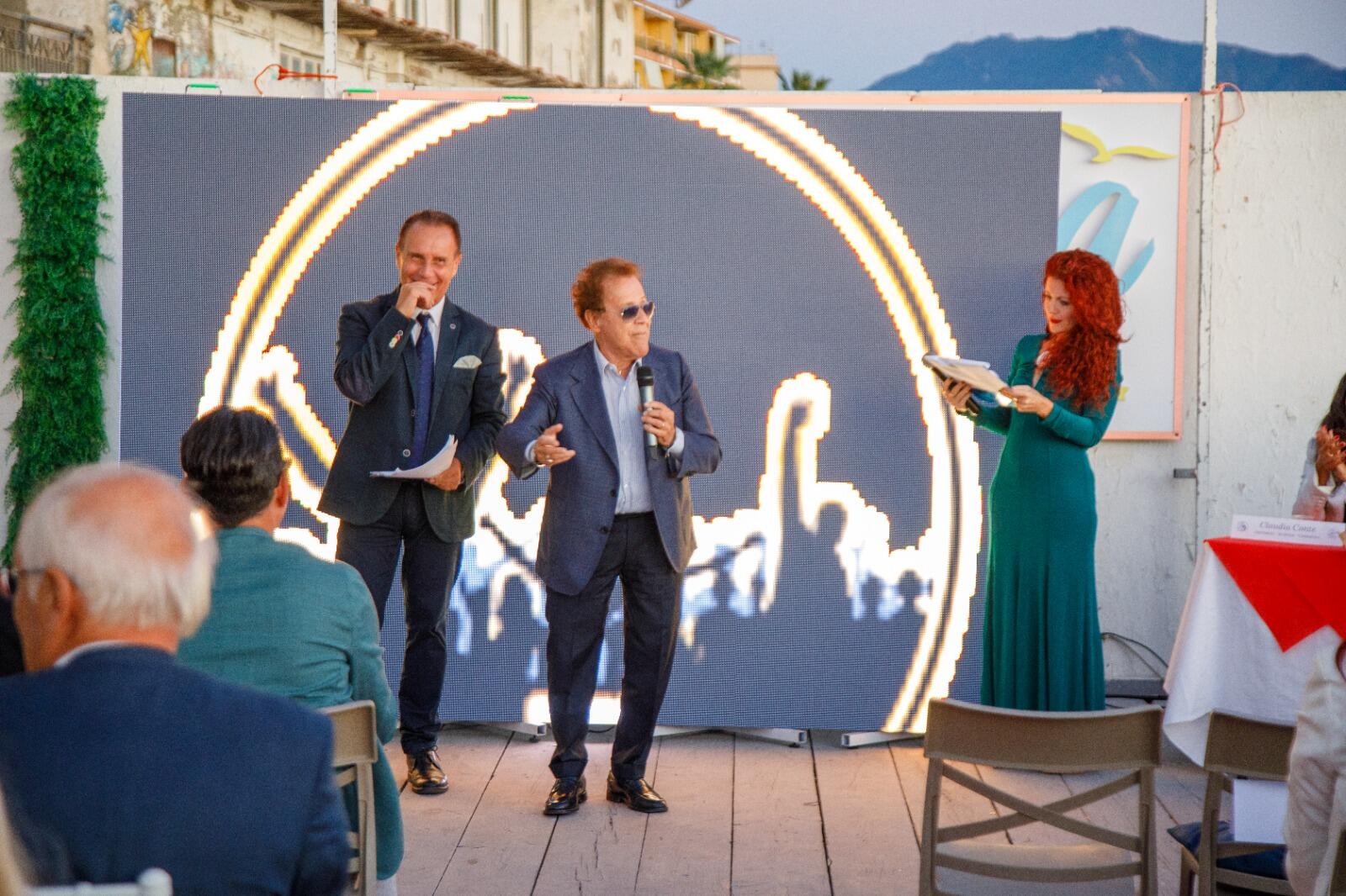 nona edizione del Premio De Filippo 2026, una manifestazione d'eccellenza che ha riunito grandi maestri e nuove leve dello spettacolo italiano che sono stati introdotti e intervistati dai presentatori Erennio De Vita e Maria Consiglia Izzo.