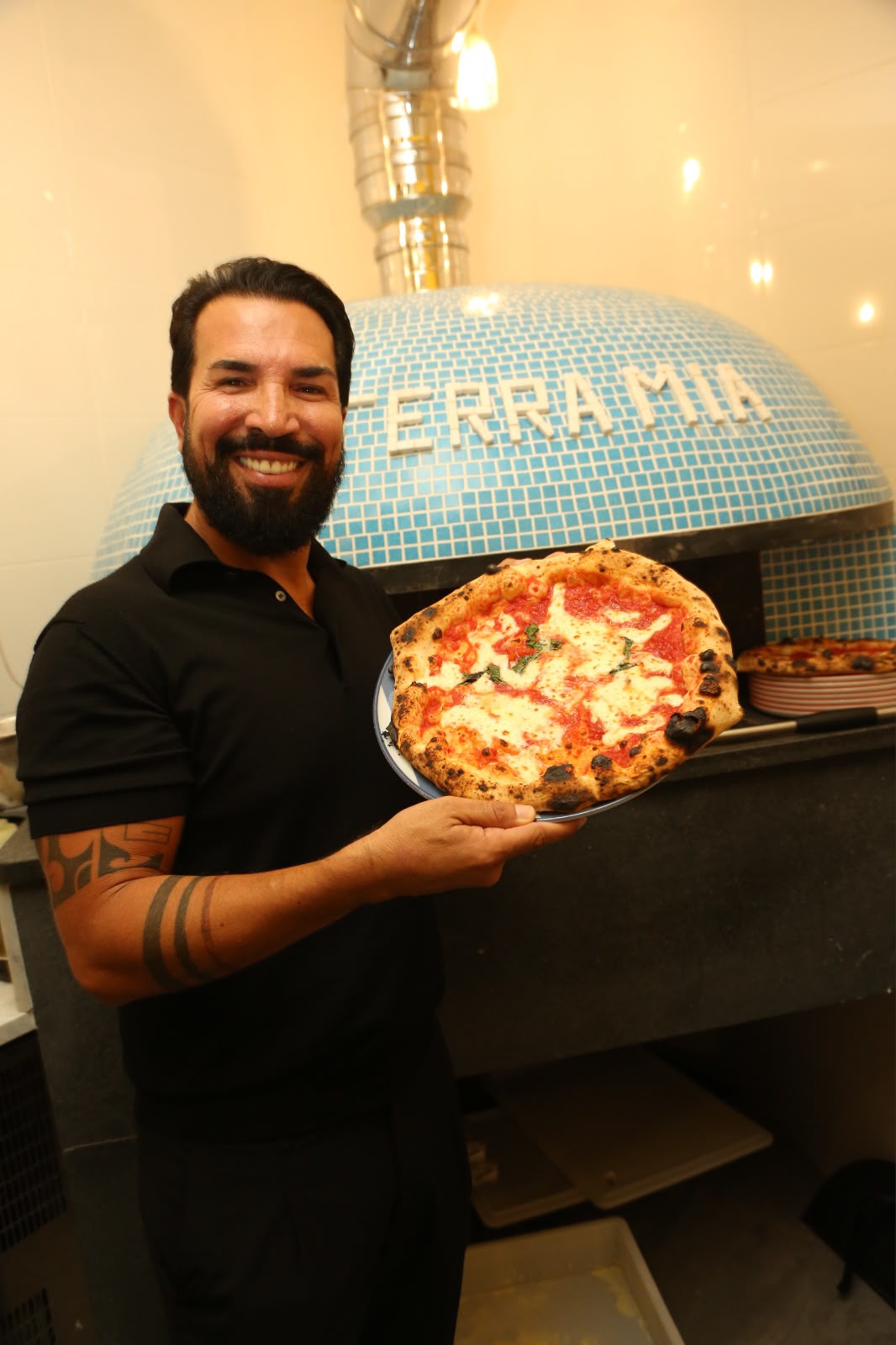 A Napoli, ha aperto i battenti ieri sera in Via Partenope 1B “Terra Mia”, il nuovo progetto di ristorazione firmato Andrea Vento. Un'apertura che è diventata subito un evento.