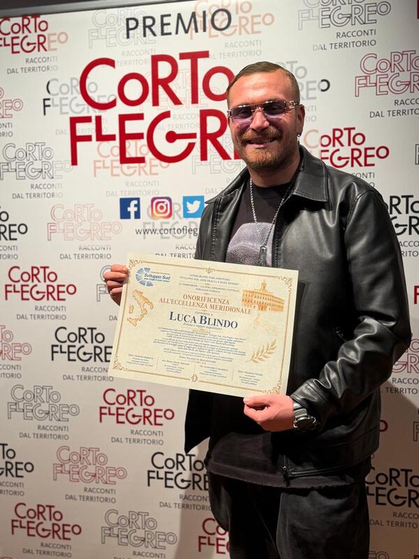 Prestigioso riconoscimento per il cantautore Luca Blindo alla VI EDIZIONE DI "CORTO FLEGREO", un evento dedicato al mondo del cortometraggio, alla promozione della cultura cinematografica, alla valorizzazione del talento e dell’arte.