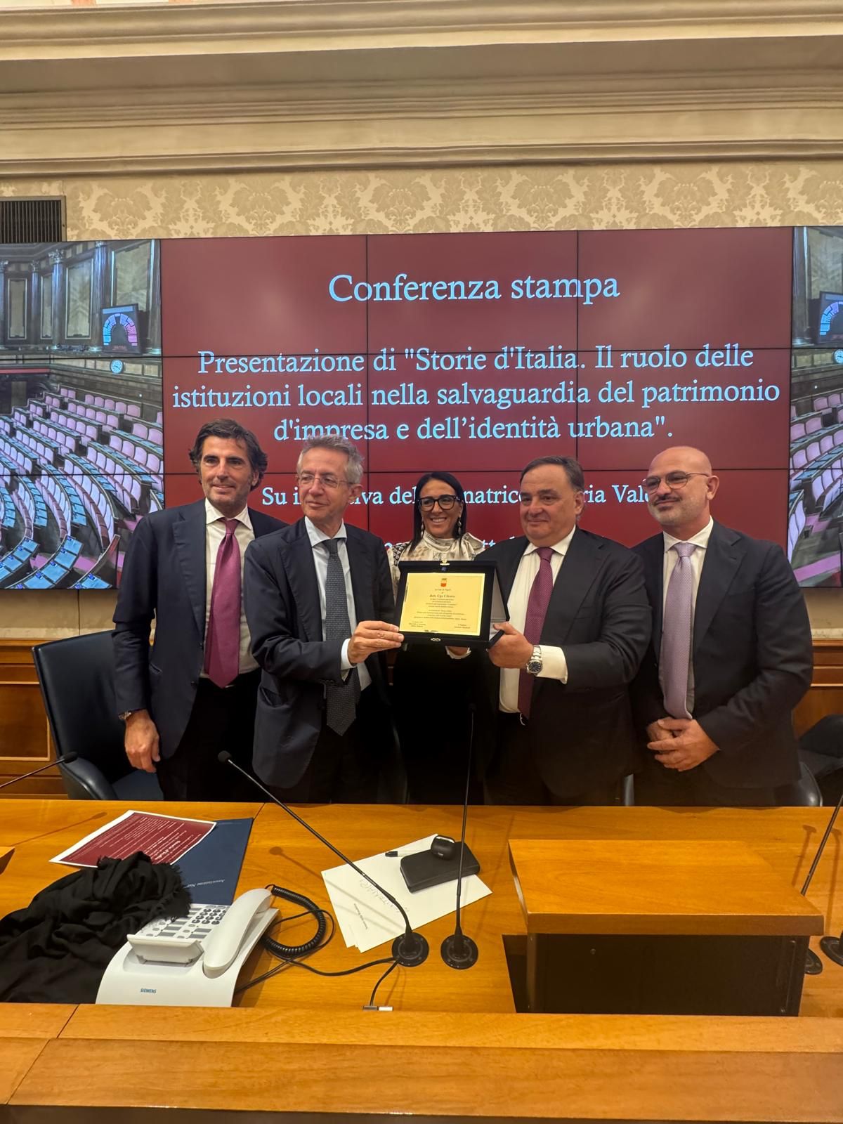 Targa di riconoscimento assegnata dal Comune di Napoli a Ugo Cilento, presidente dell’Associazione I centenari, in considerazione del valore delle imprese storiche e familiari.